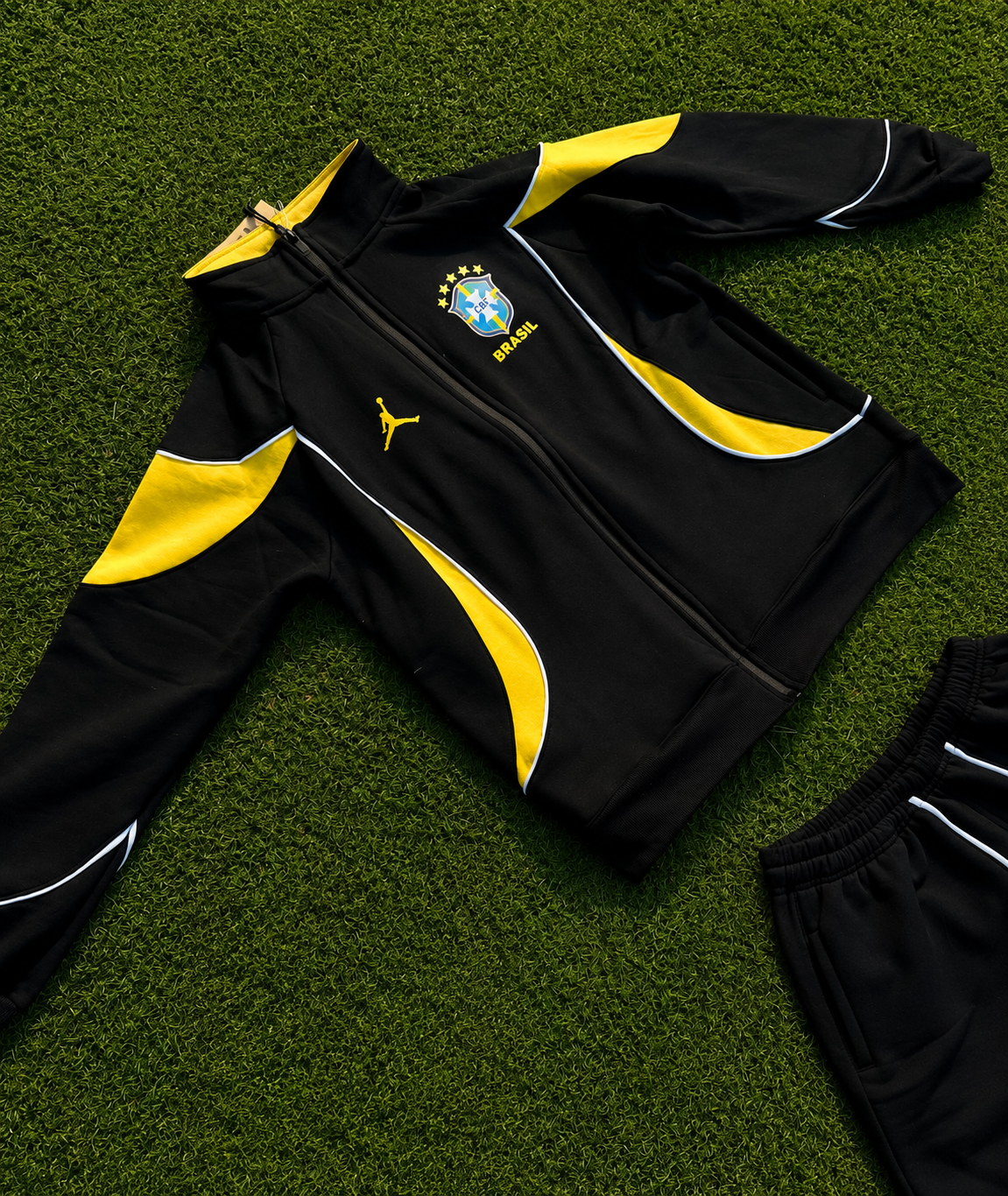 Tracksuit JRDN x Brasil — Yellow Bee — Seleção Brasil · Edição JRDN